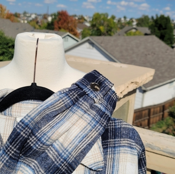 LA MIEL NAVY BLUE & CREAM PLAID CROPPED SHACKET, SZ SMALL - Picture 8 of 13